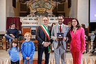 Massimo Rolla, Garante diritti persone disabili dell'Umbria riceve il Lampadario Etrusco dal sindaco Luciano Meoni e dall'assessore allo Sport Silvia Spensierati in nome di Francesca Cesarini